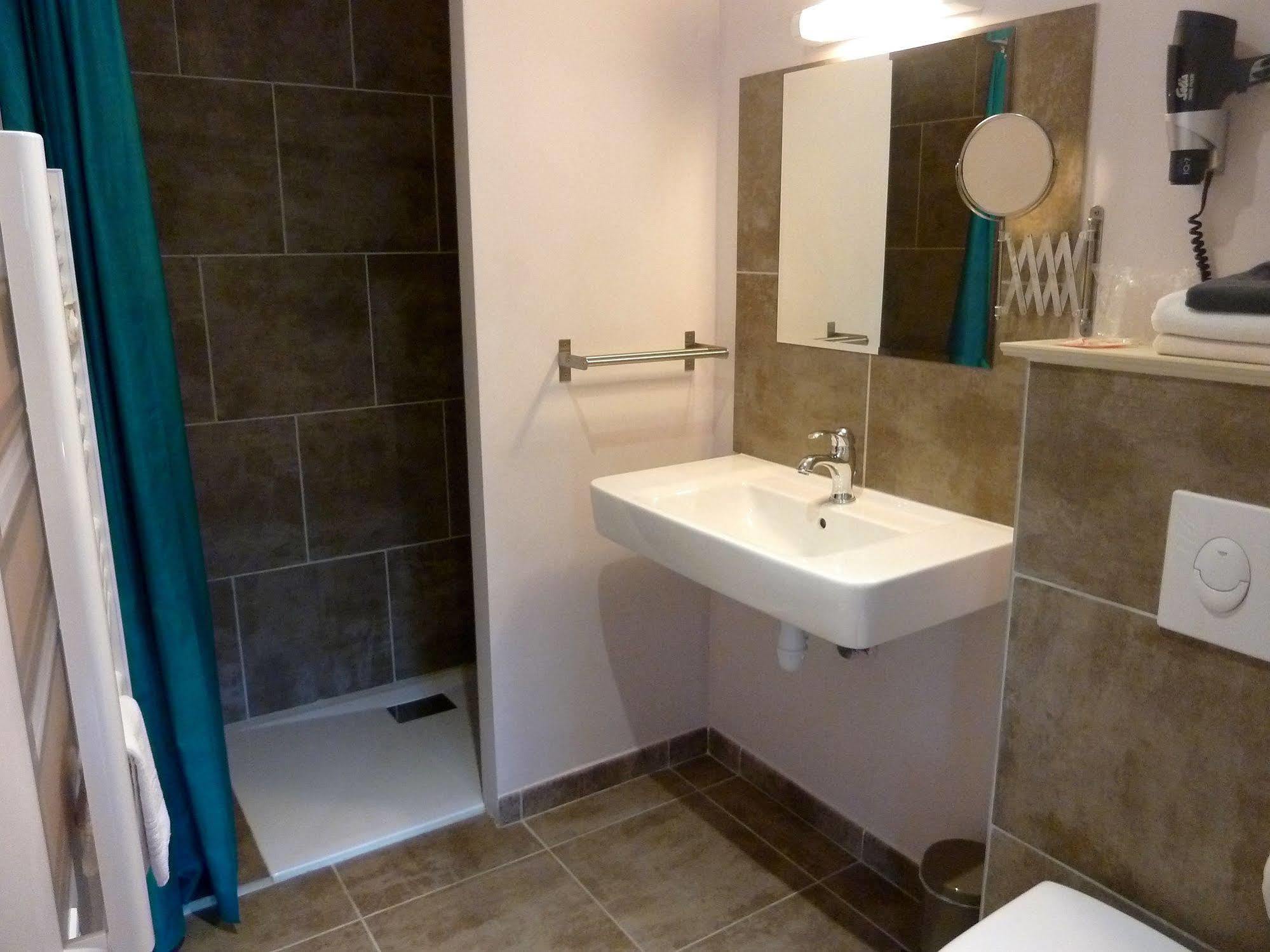 Auberge Du Vieux Lanas Logis Hotel Restaurant Екстериор снимка